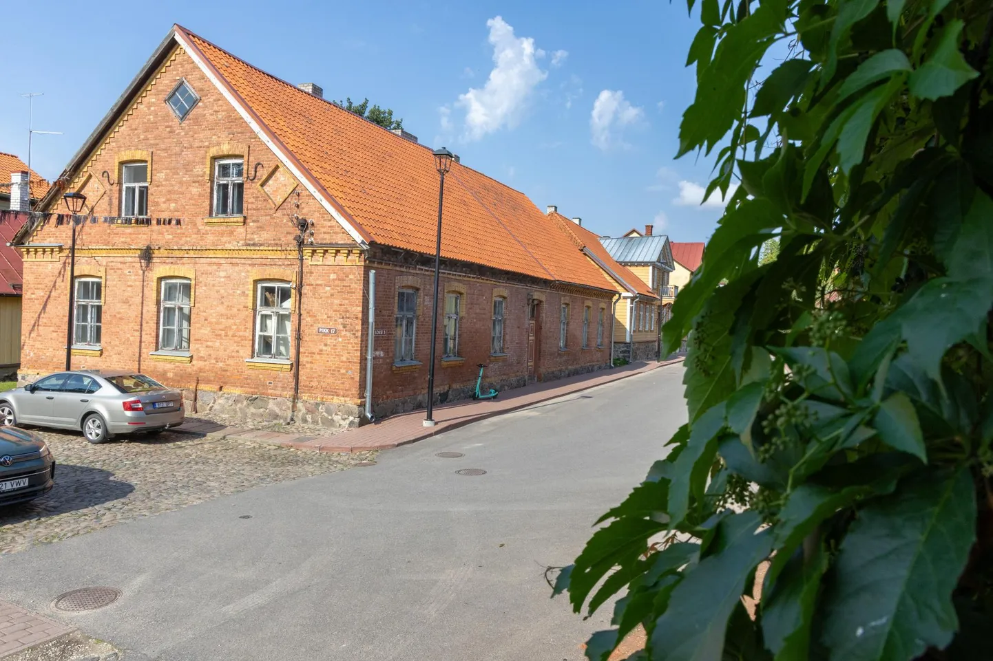 Viljandi Lossi tänava maja, kus tegutses kunagi raamatukogu, ostab Viljandist pärit Annika Paavel.