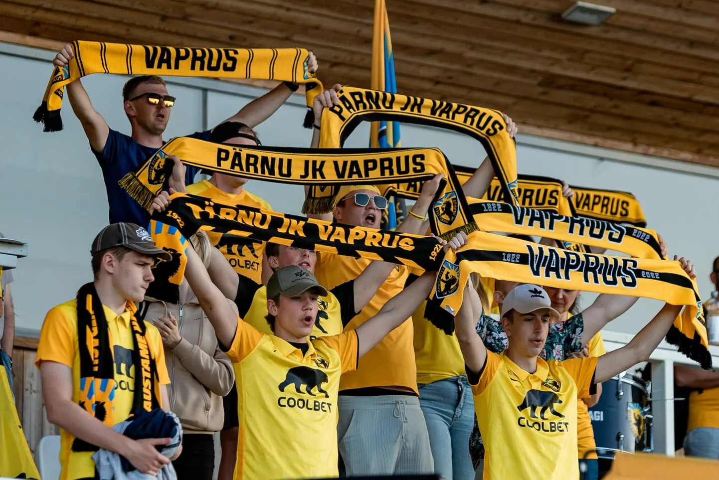 Pärnu Vapruse fänniarmee tegi suvepealinna esindusstaadionil kõva häält.