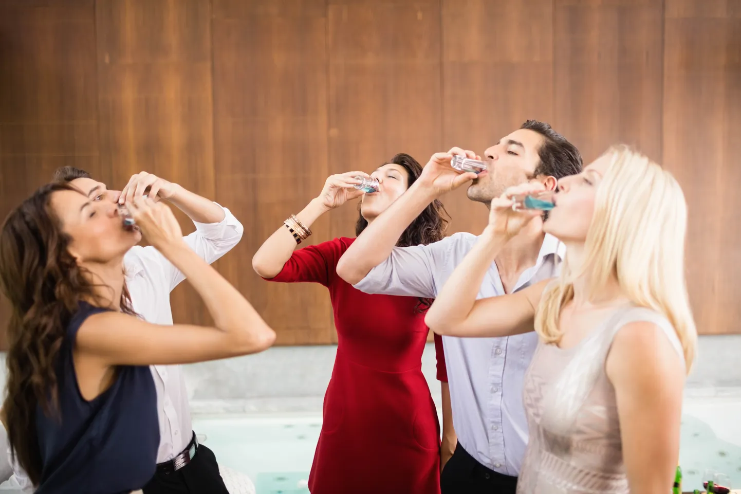 Alkoholi energiajoogiga segamini joomine tõstab riski sattuda õnnetusse.