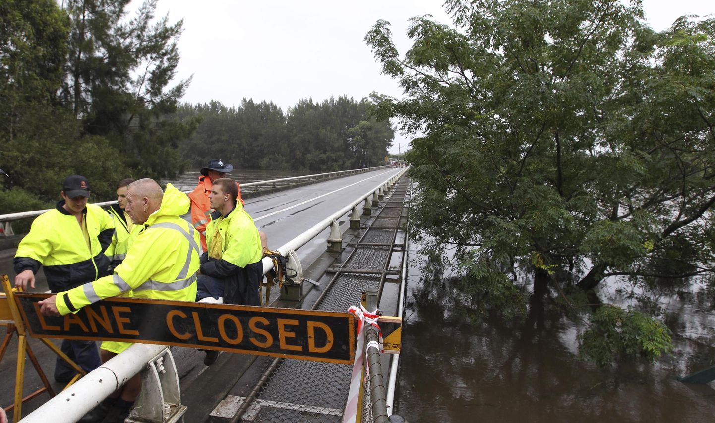 Päästetöötajad sulgesid silla Sydney juures Windsoris, kuna jõe veetase on kerkinud ohtlikult kõrgele.