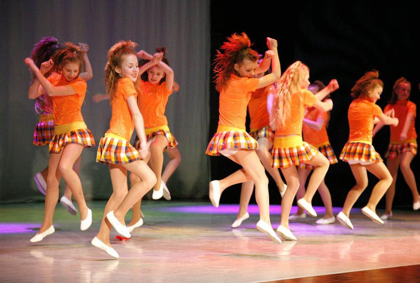 Pärnu erahuvikoolides õppis eelmisel õppeaastal 608 mujalt omavalitsustest pärit last. Pildil tantsukooli WAF Dance noored esinemas festivalil “Koolitants 2010” tantsuga “Särtsud”.