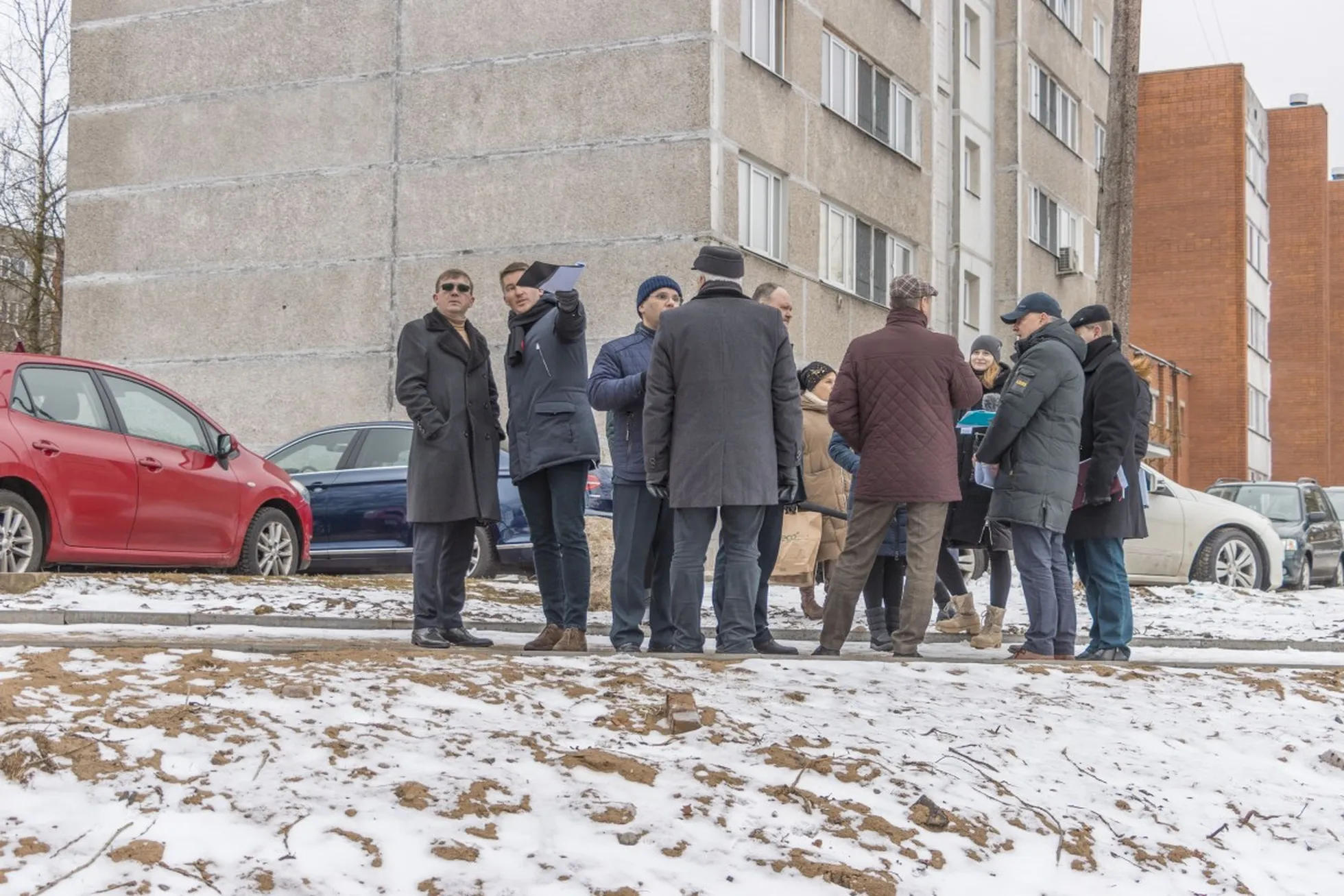 Члены Комитета городского хозяйства и развития Даугавпилсской городской думы на выездном заседании. На берегу погибающего озера Губище депутаты и ответственные чиновники обсуждают причины и варианты решения проблемы. 24 февраля 2022 года