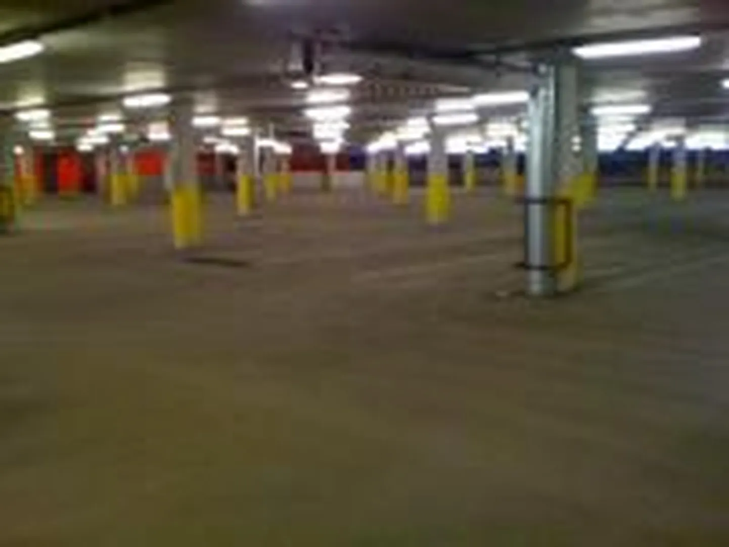 Ka sellises parklas polnud ühe juhi arvates piisavalt ruumi parkimiseks ja ta ajas oma auto jalakäijate alale. Pilt on tehtud Järve selveri parklas kella 16 ajal.