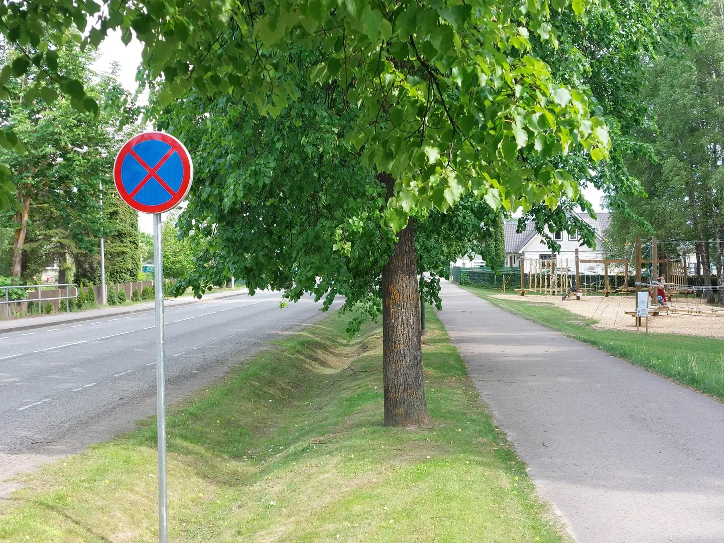 Peatumine ja parkimine ei ole lubatud kummalgi sõidusuunal.