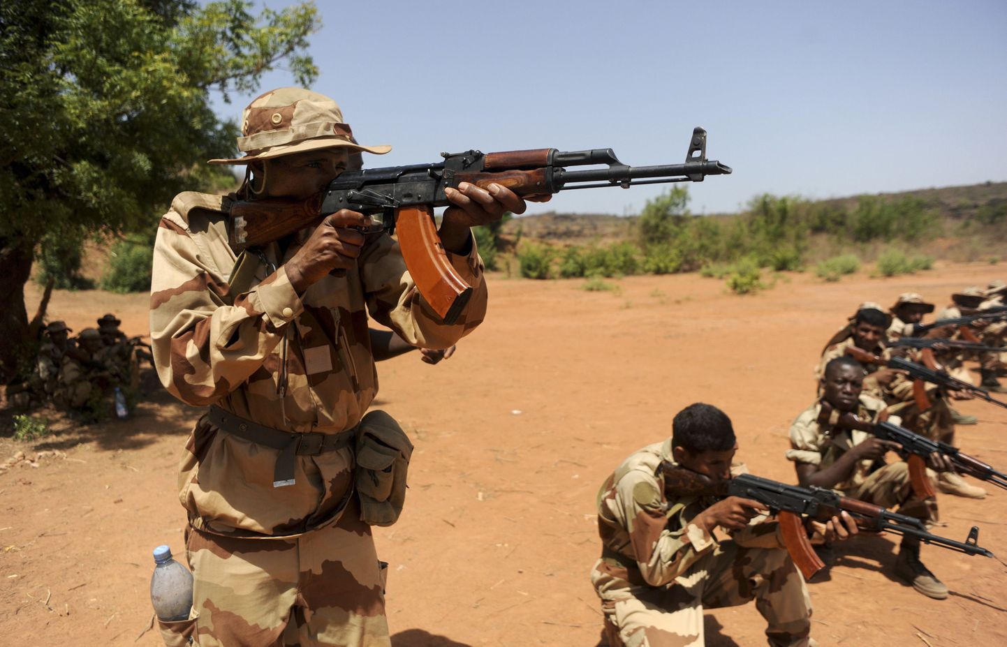 Mali sõdurid Koulikoros laskeharjutusel.