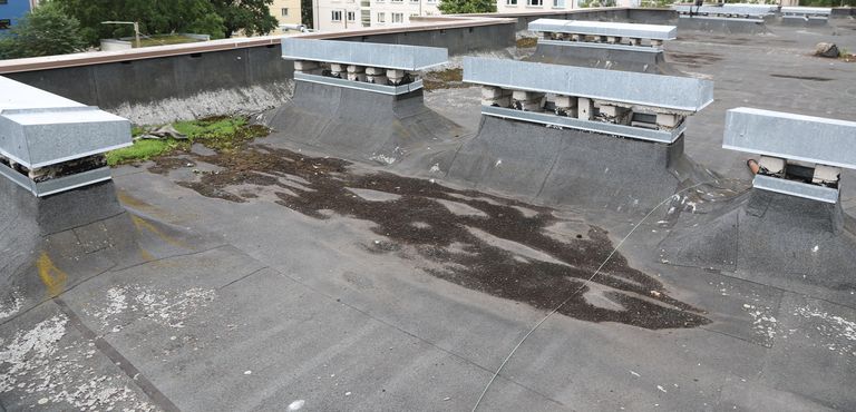 Halvasti õnnestunud katuse remondilahendus ja halb hooldus on viinud katuse enneaegselt kapitaalse remondi vajaduseni.