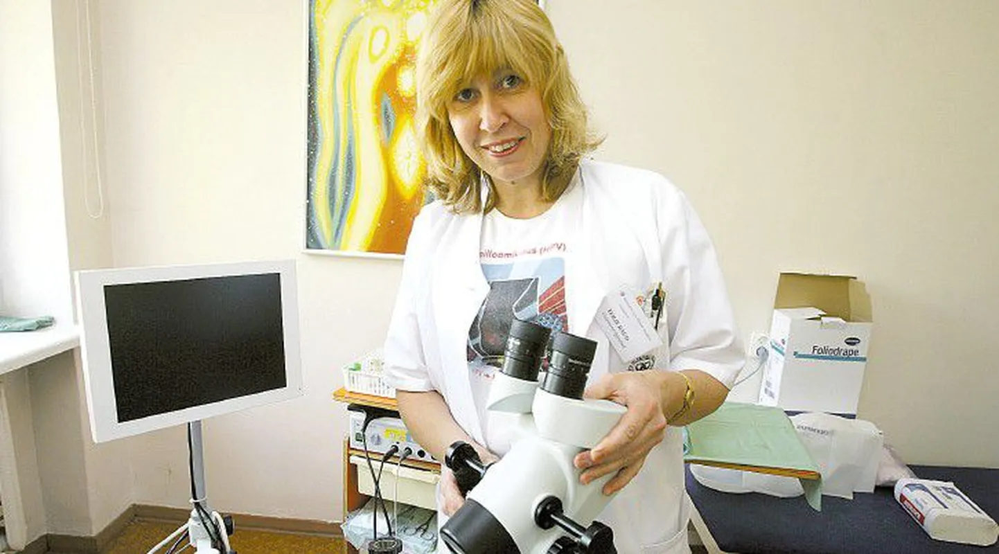 Гинеколог Терье Рауд демонстрирует «умный» видеокольпоскоп, прибор, позволяющий оценивать состояние пациентки с точки зрения риска заболевания раком шейки матки.