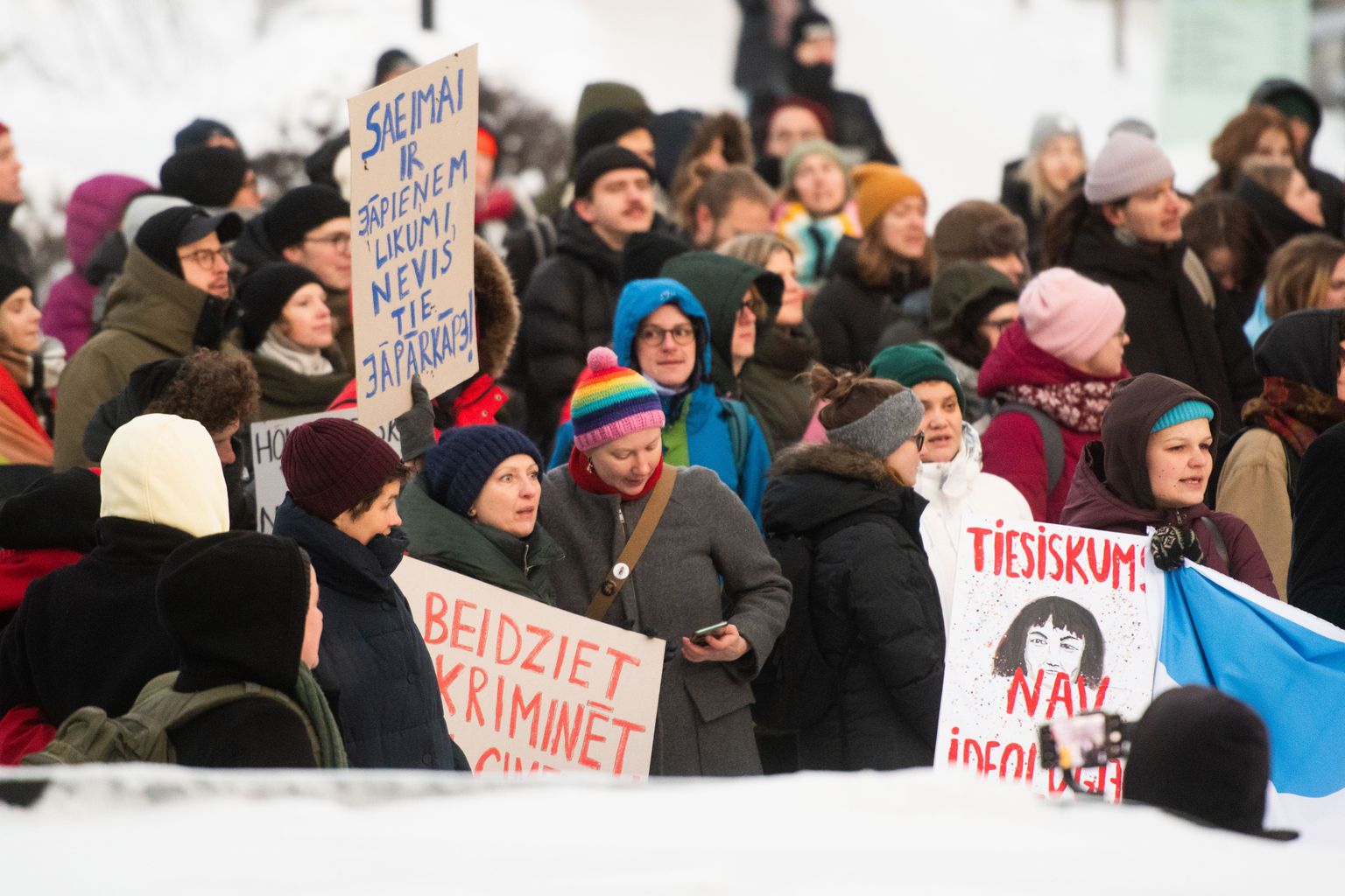 Pikets pie Saeimas par visu ģimeņu aizsardzību.