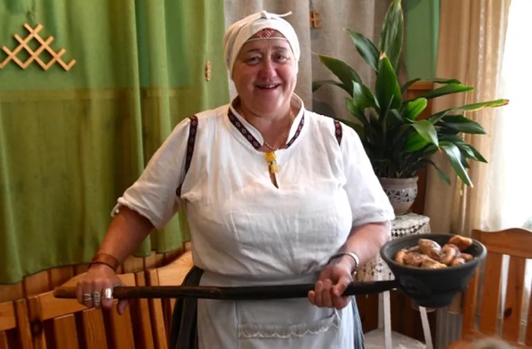 Вия Кудиня подает к столу латгальские клецкас