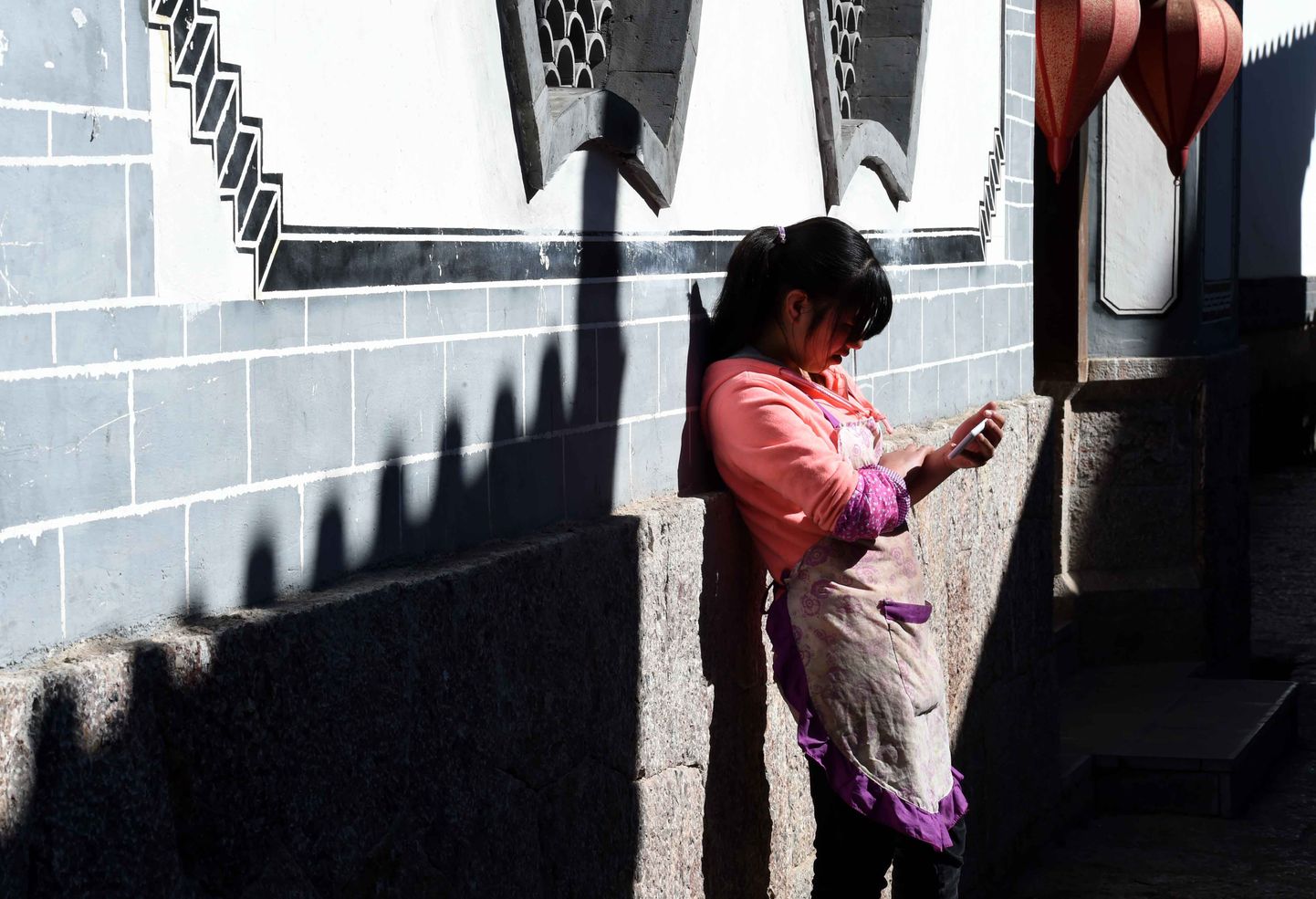 Hiina tüdruk mobiiliga
