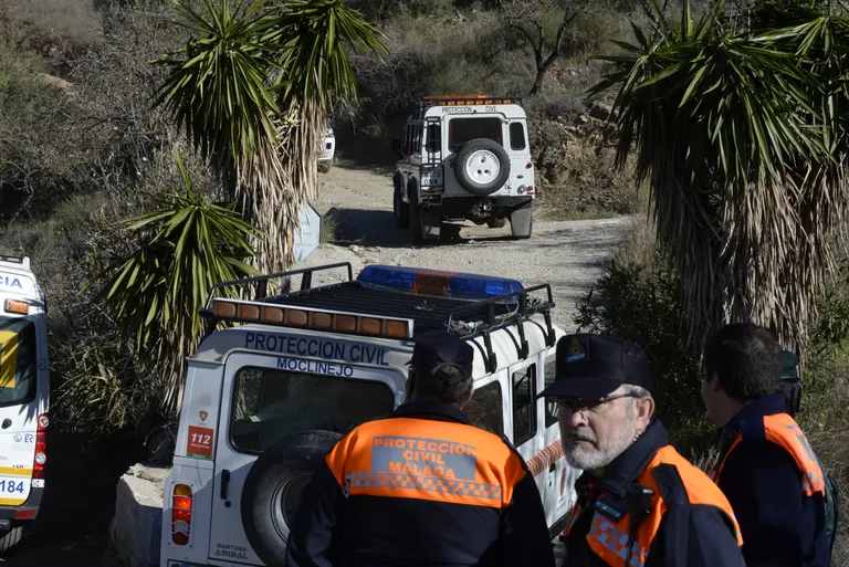 Hispaania tsiviilkaardi töötajad sügava puuraugu lähistel, kuhu kukkus eile perega jalutamas olnud kaheaastane poiss.
