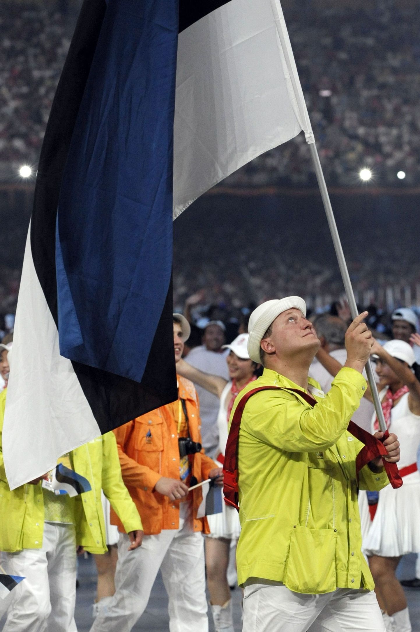 Martin Padar pekingi olümpiamängudel Eesti lippu kandmas.