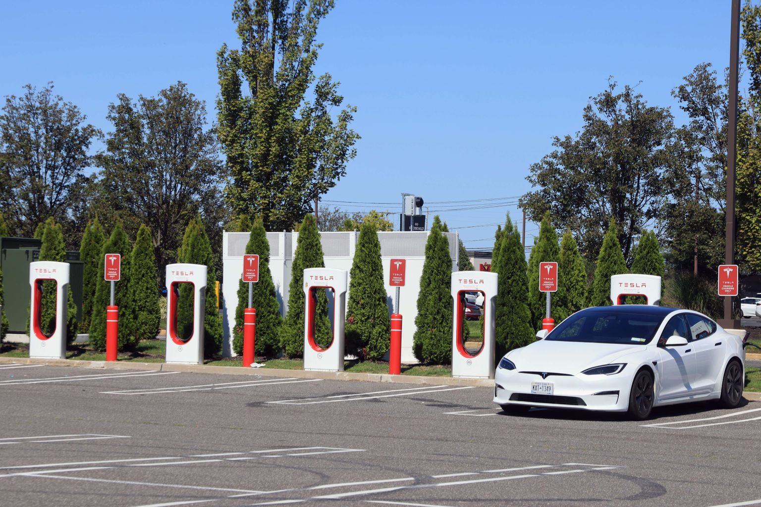 Tesla elektriauto New Yorgis laadimisdokis.