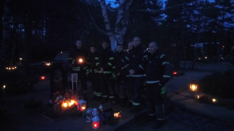 Nagu varasemail aastail külastasid jõululaupäeval tööl olevad Pärnu komando päästjad tänagi langenud kolleegide kalme.