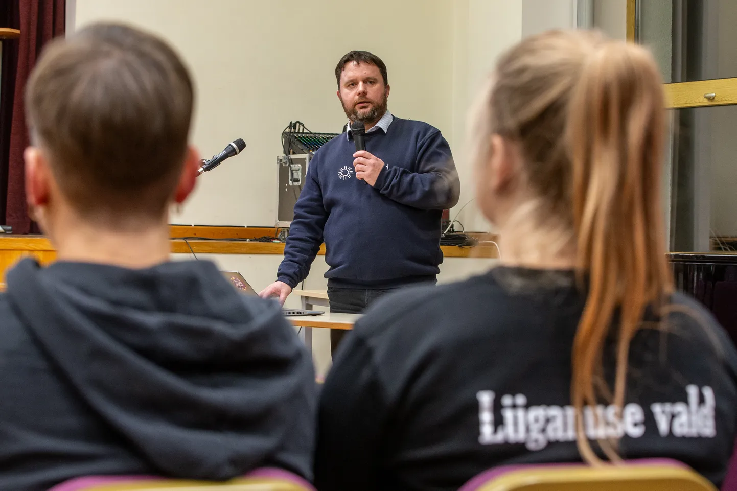 Indrek Riisaar ütles Lüganuse kogukonnakoosolekul, et Ida-Virumaal tehtavad hariduslikud ümberkorraldused, mis puudutavad koolimaju, lähtuvad eelkõige laste arvu vähenemisest, kuna riigil pole mõistlik pooltühja kinnisvara ülal pidada. "Võib-olla hakkab tulevikus Ida-Virumaal laste arv õiglase ülemineku fondi investeeringute tulemusel taas kasvama, siis tuleb teha uusi otsuseid," sõnas ta.