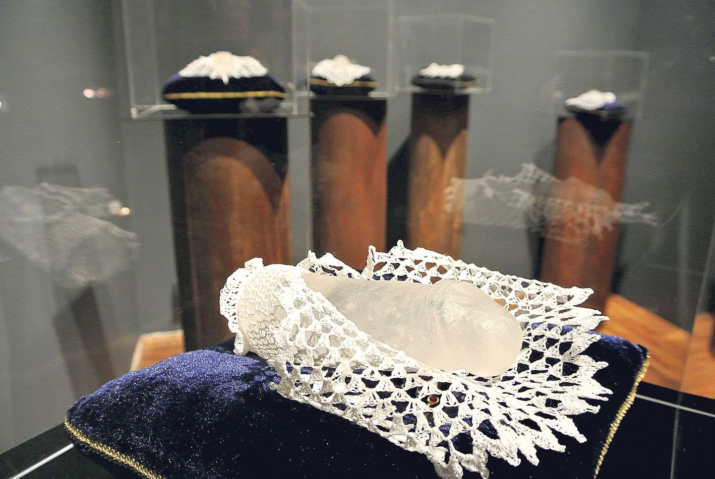 Piret Ellamaa teos «Kollektsioon» koosneb viiest sametpadjal välja pandud klaas-peenisest, millel on heegeldatud pitsümbris.