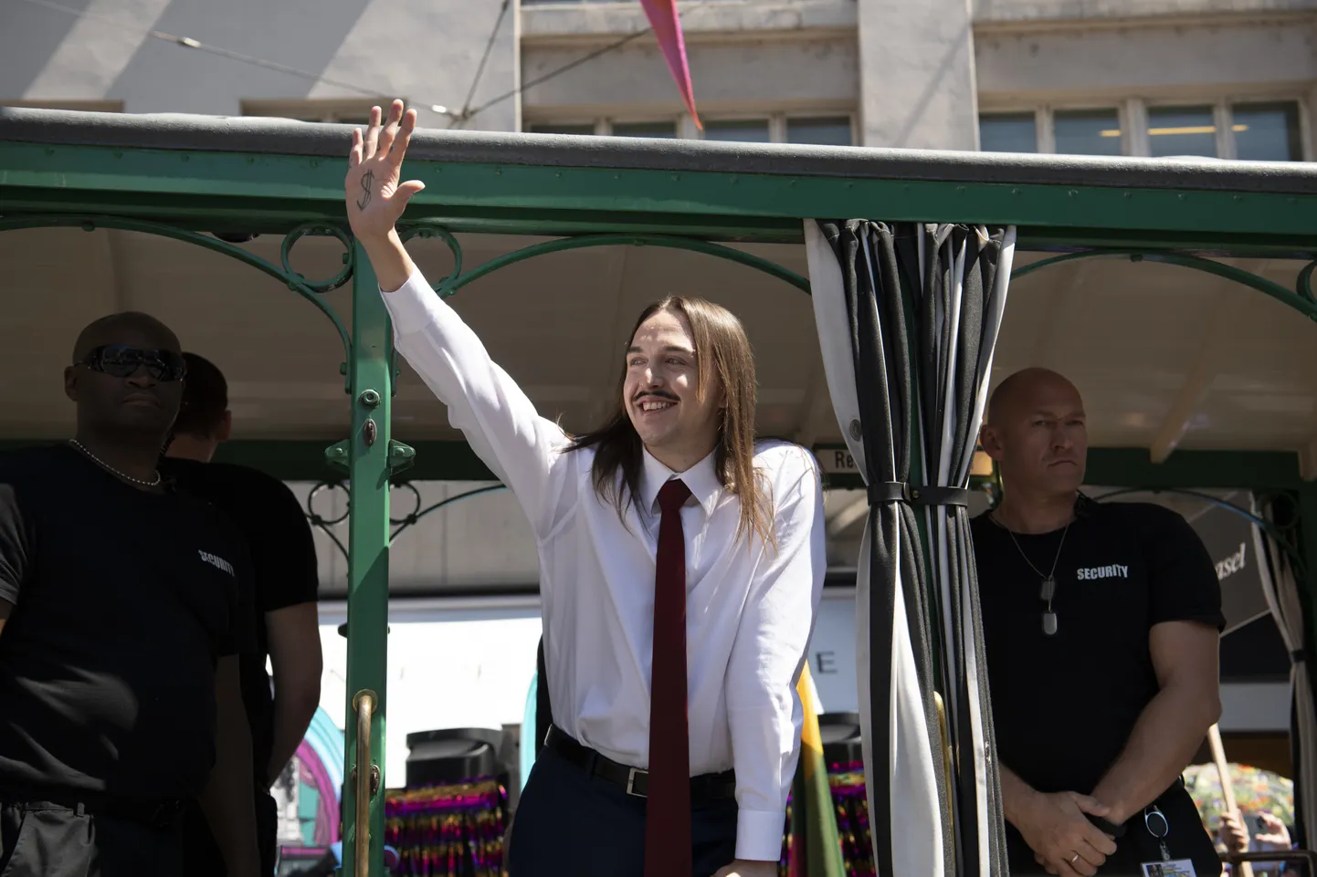 Šveitsis Baselis Eurovisioonil Eestit esindav Tommy Cash sai 11. mail 2025 oma tutvustustuuri trammiga, lehvitades, saates õhusuudlusi ja lüües rahvale patsu