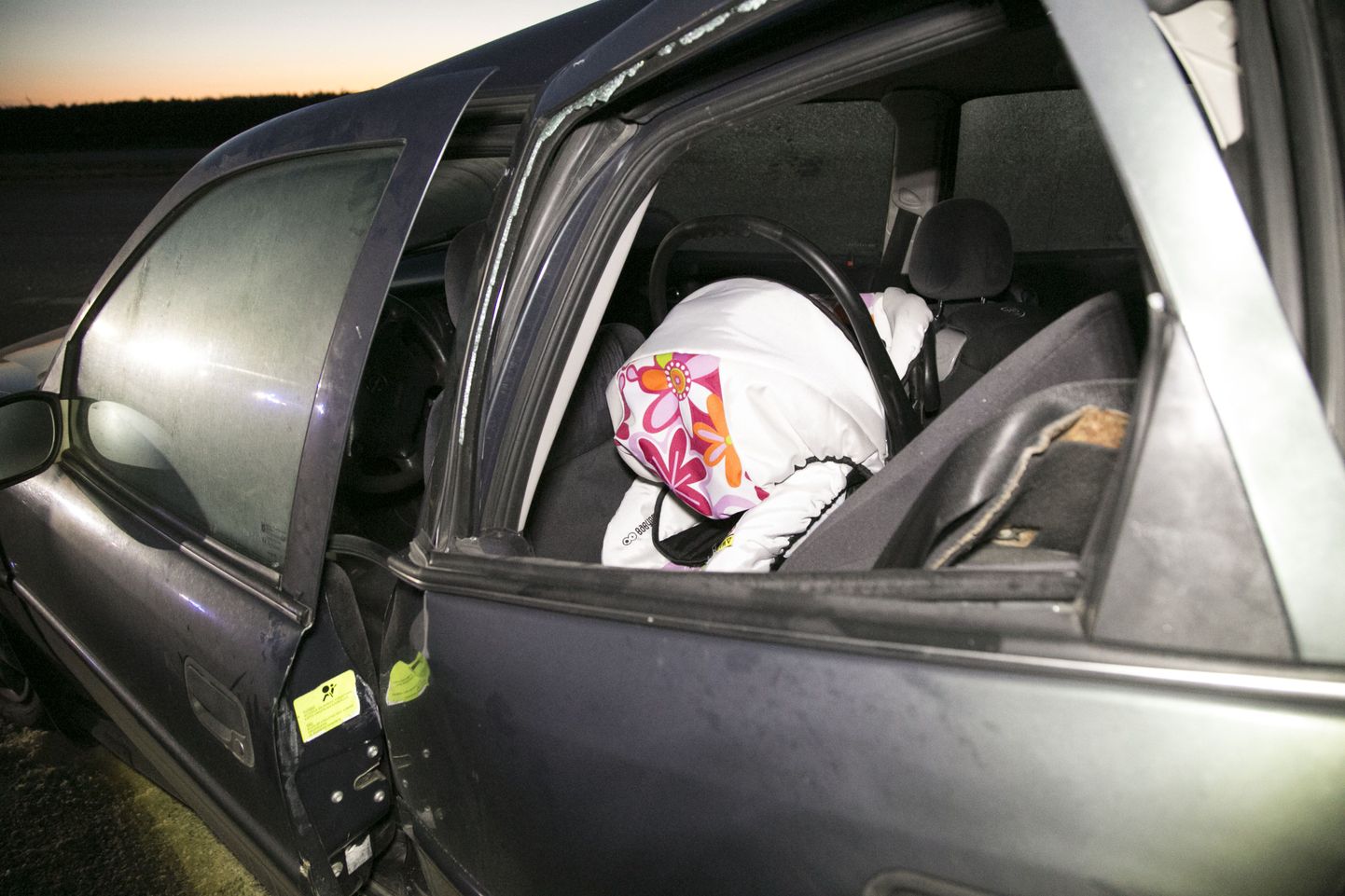 Opelis sai eluohtliku tervisekahjustuse sõiduki tagaistmel turvatoolis viibinud ühekuune beebi.