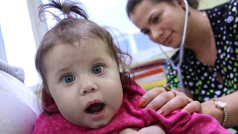 Naine külastab lapsega Shumakovi Föderaalse Transplantoloogia ja Kunstorganite Keskust. Naine külastab lapsega Shumakovi Föderaalse Transplantoloogia ja Kunstorganite Keskust.