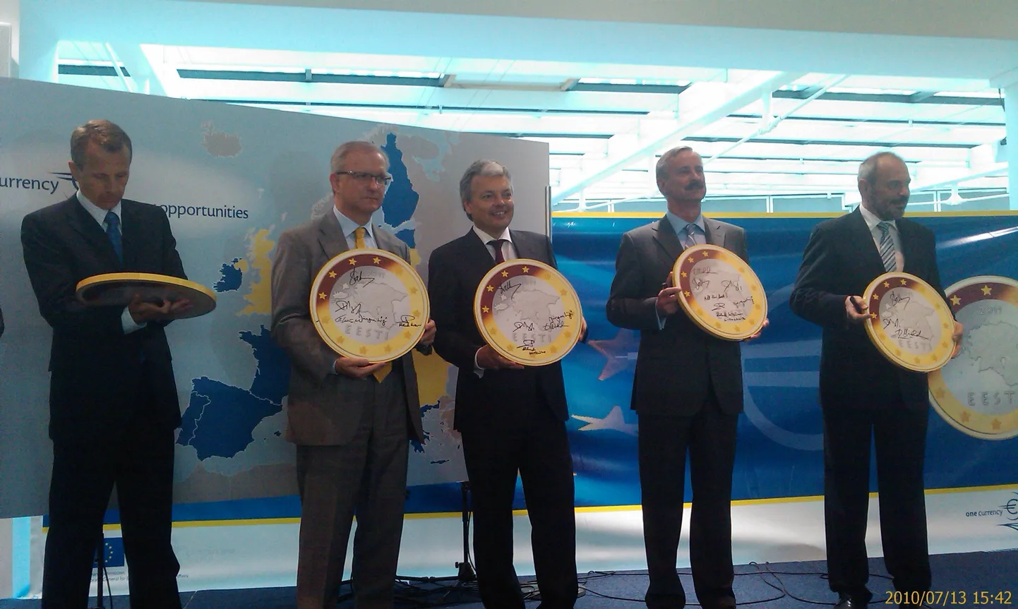 Pildil Jürgen Ligi (vasakult), Euroopa Komisjoni rahandusvolinik Olli Rehn, EL-i eesistujamaa Belgia rahandusminister Didier Reynders, Siim Kallas, Sloveenia rahandusminister Franc Križanič.