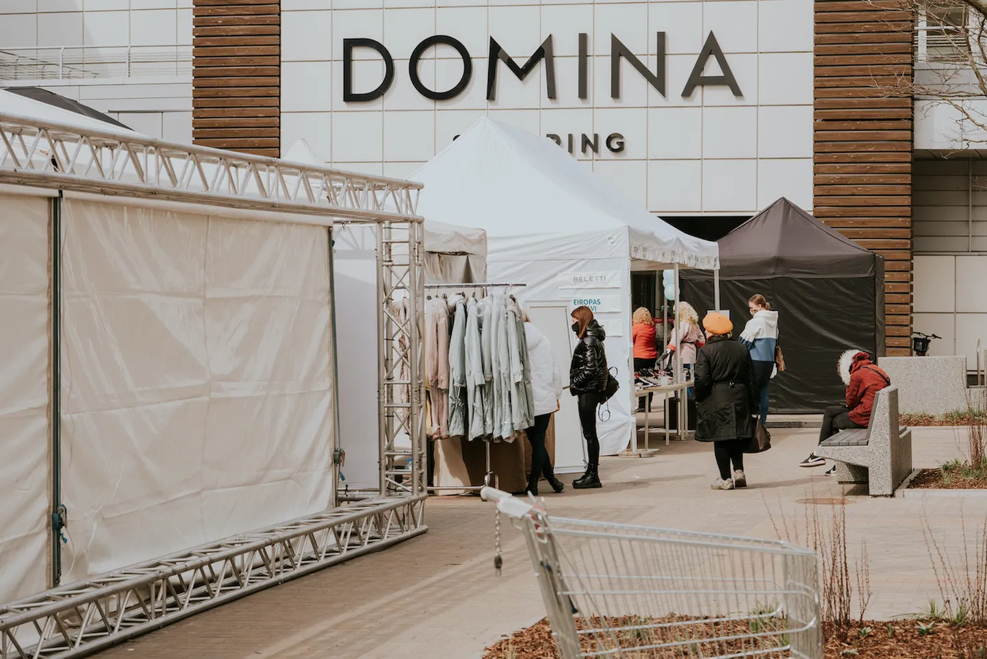 Уличная торговля у торгового центра Domina. Иллюстративное фото