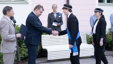 Kohtla-Järve gümnaasiumi liputoimkond osales lipuheiskamisel riigikogu kuberneriaias