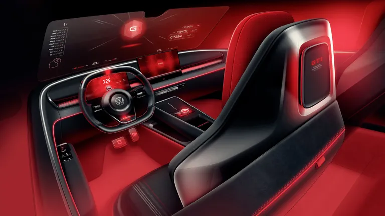 GTI režiimil: liitreaalsuse ekraan näitab selles olekus teavet raja kohta, taustvalgustus muutub aga GTI Red Turbo värviks.