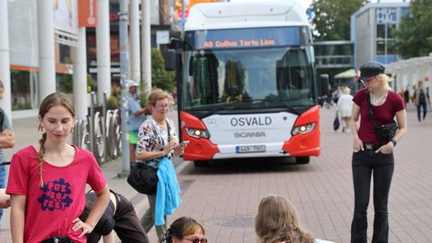 GALERII ⟩ Buss sõitis kunsti nimel üle kuuemeetrise linoollõike kavandi