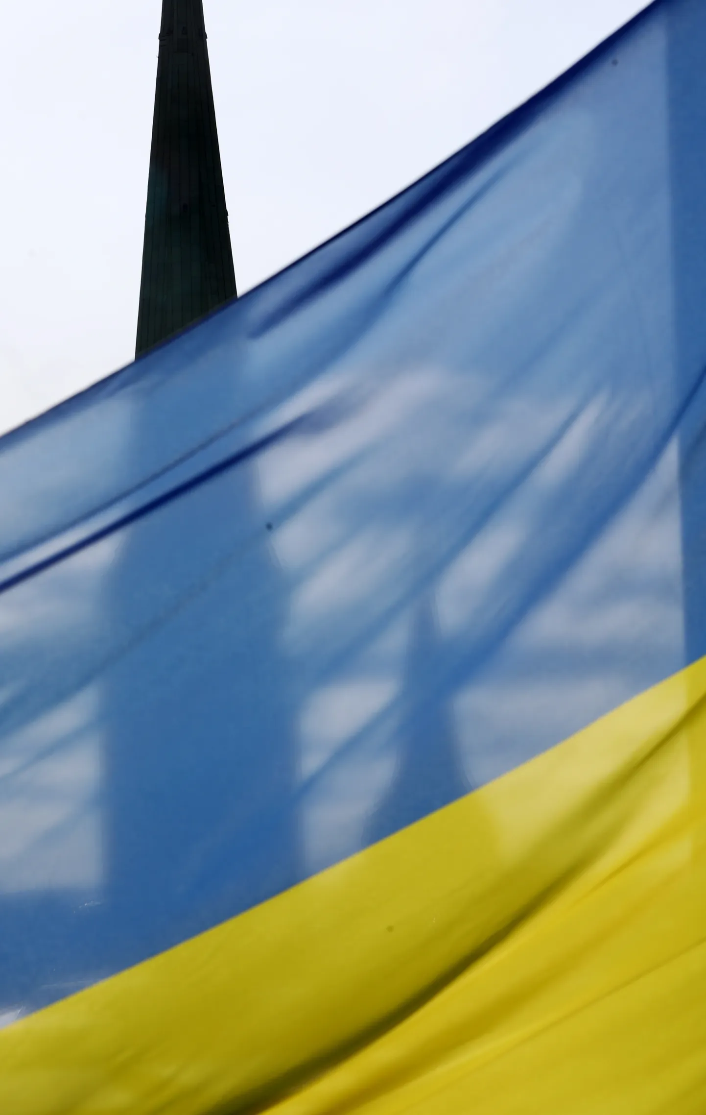 Ukrainas kara upuru piemiņas dienā Rīgas pils Svētā Gara tornī tiek pacelti Ukrainas, Latvijas un Eiropas Savienības karogi.