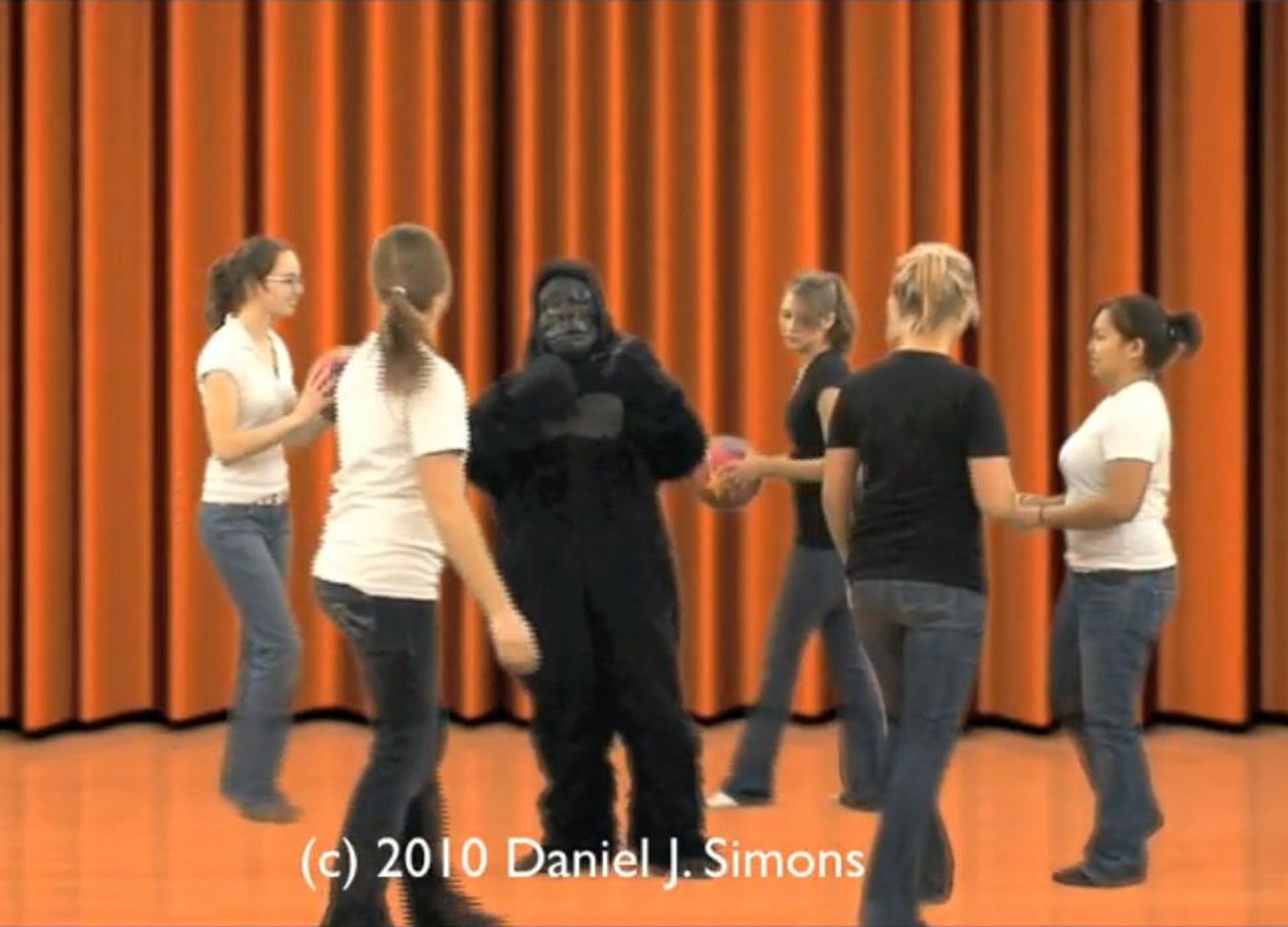 Kaader Daniel J. Simonsi gorillavideo uusversioonist.