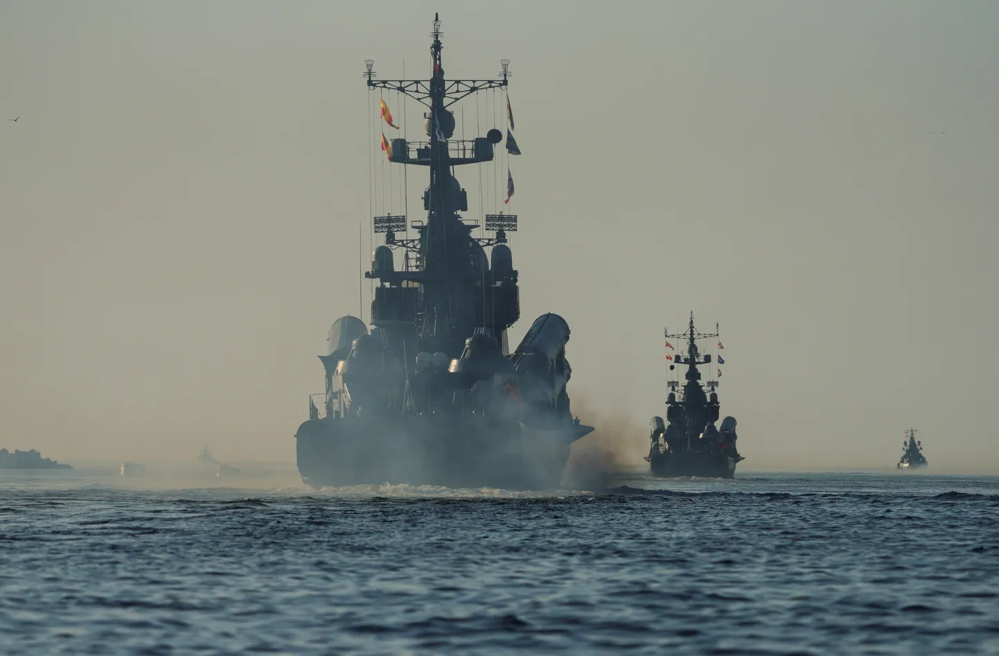 Российские военные корабли покидают порт во время военно-морских учений, проводимых силами Балтийского флота ВМФ России в рамках открытых Россией и Беларусью военных учений «Запад-2021» в городе Балтийск на Балтийском море в Калининградской области, Россия, 9 сентября 2021 года. Иллюстративное фото.