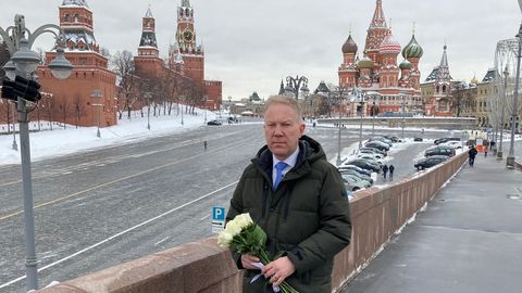 Марко Михкельсон возложил цветы на месте убийства Немцова