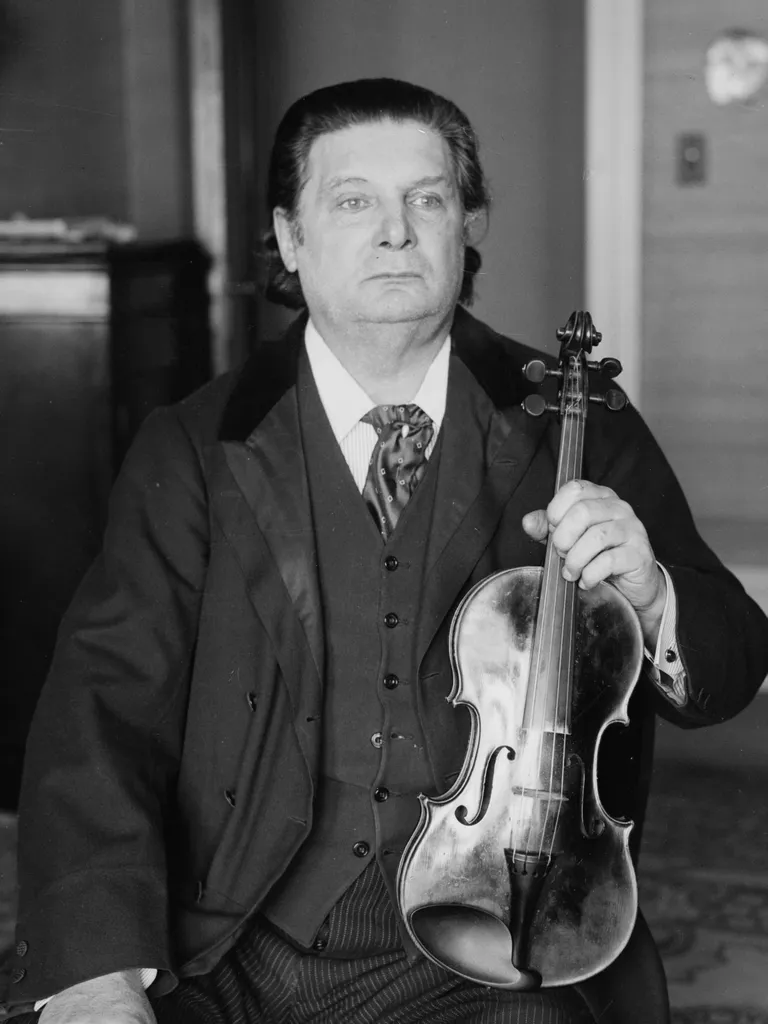 Beļģu vijoles virtuozs, komponists un diriģents Ežēns Isaī (1858-1931).
