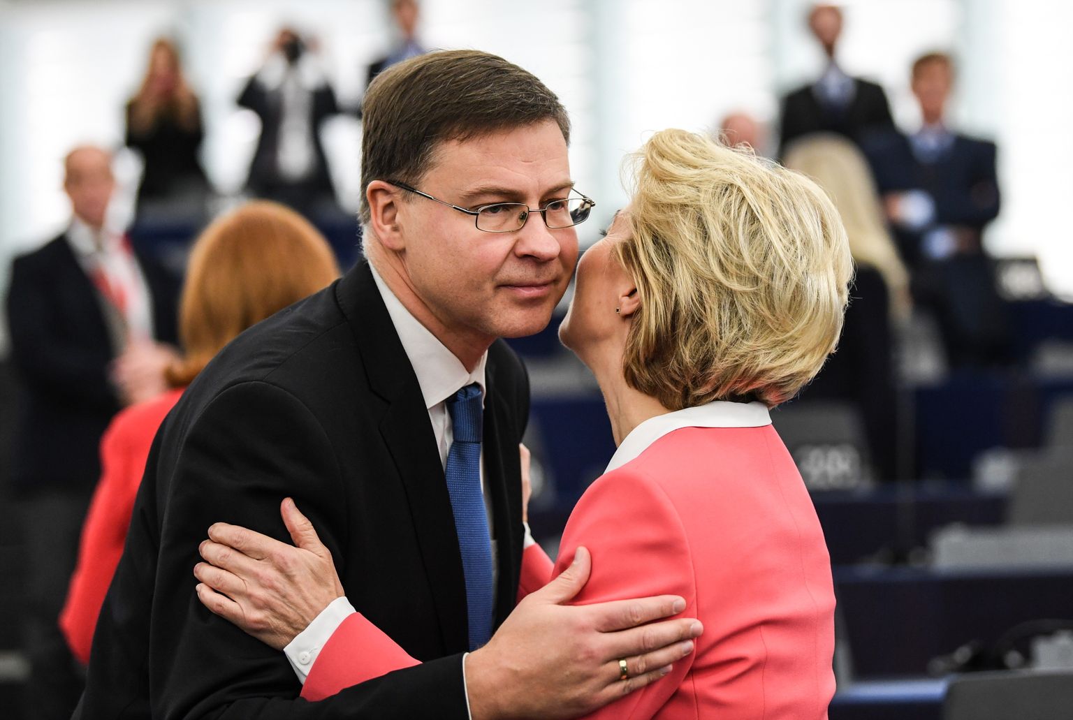 Euroopa Komisjoni lätlasest asepresident Valdis Dombrovskis (vasakul) ja Komisjoni president Ursula von der Leyen.