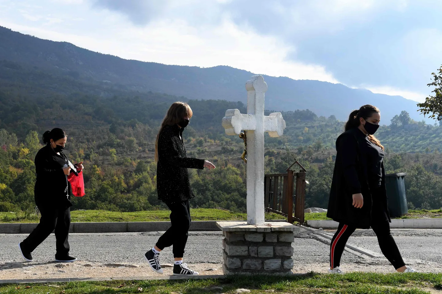 Albaania Püha Antoniuse mägikirikusse saabuvad inimesed risti puudutamas.