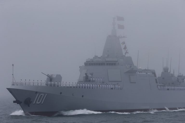 Hiina uus juhitavaid rakette kandev hävituslaev Nanchang tänasel mereparaadil Qingdaos.