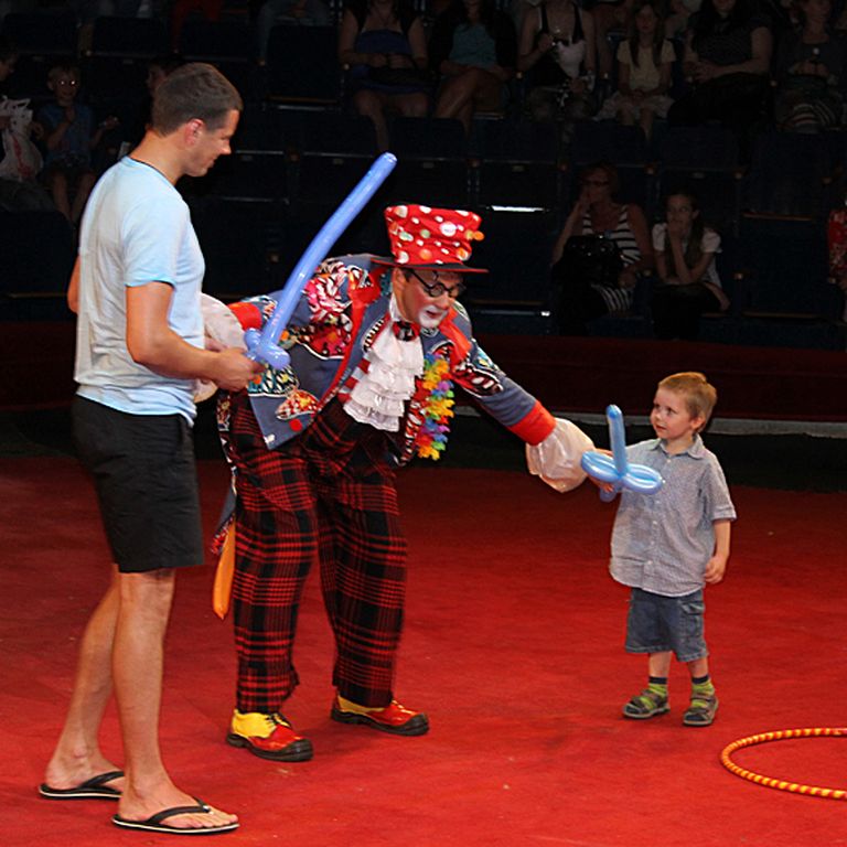 No skatītāju rindām klauns uzaicina Matīsu un kādu mazu zēnu piedalīties viņa priekšnesumā 