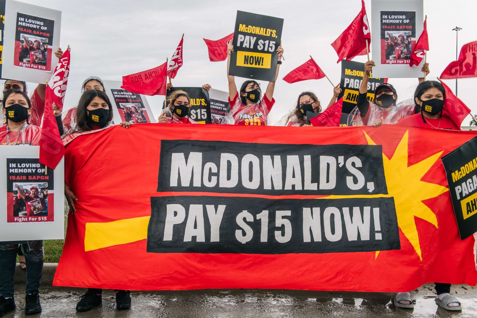 Protestijad nõudmas McDonald'silt 15 dollari suuruse tunnipalga kehtestamist. 19. mai, 2021.