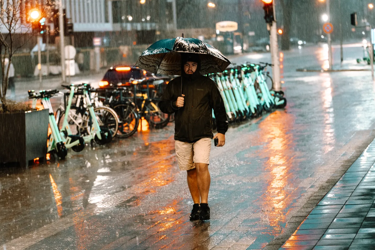 Cilvēki Rīgā cenšas patverties no nopietnas lietusgāzes