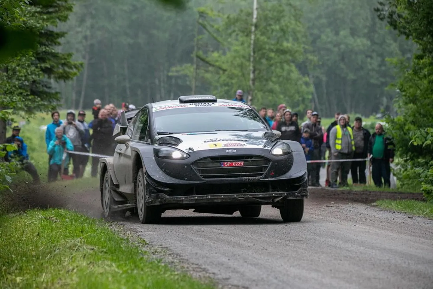Georg Gross ja Raigo Mõlder juhivad vaatamata teravaid elamusi pakkunud kolmandale kiiruskatsele, mille finišisse jõudsid nad tühja parempoolse esirehviga, Grossi Toidukaubad Viru rallit.