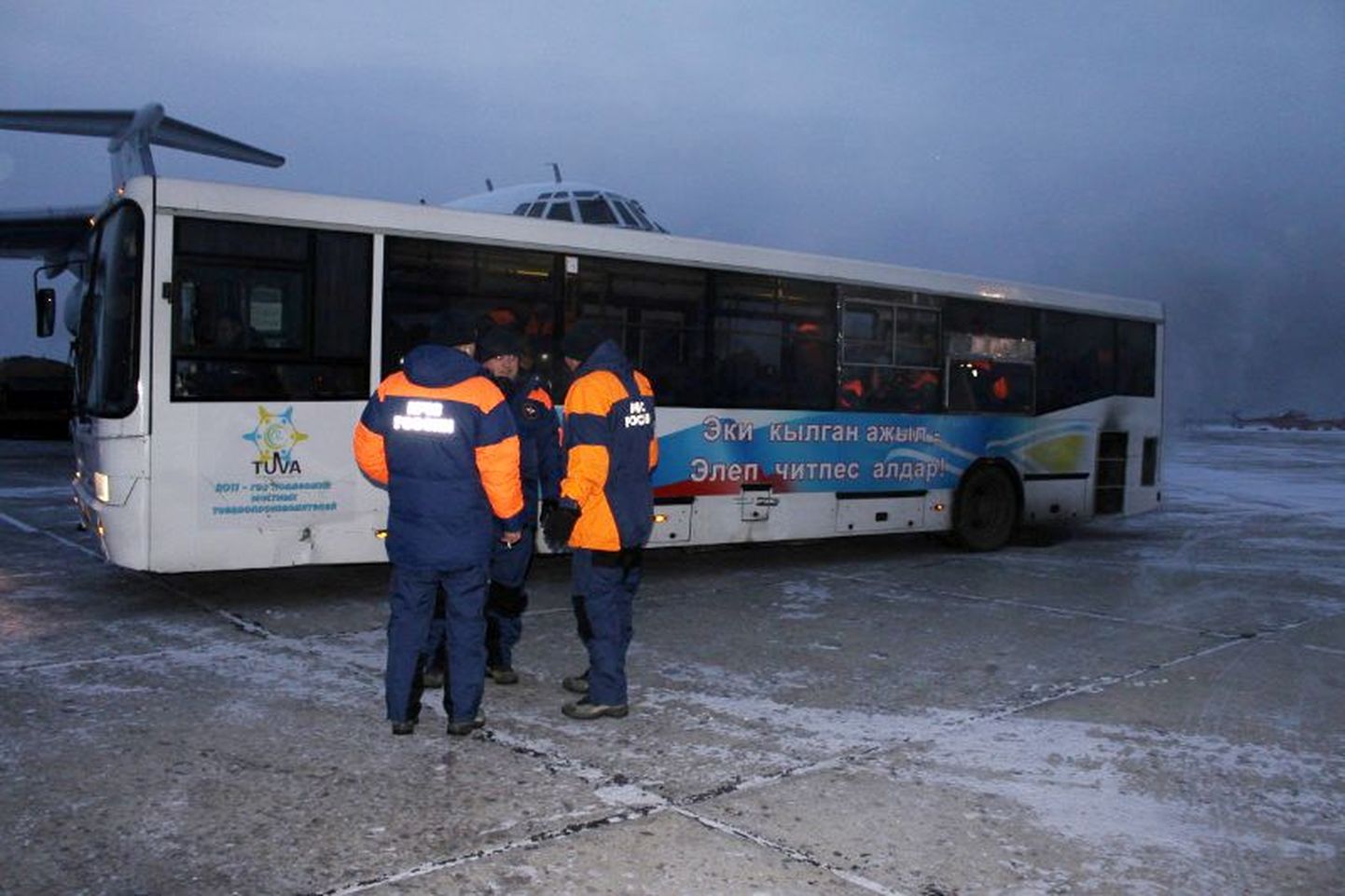 Vene eriolukordade ministeeriumi päästjad bussi juures.