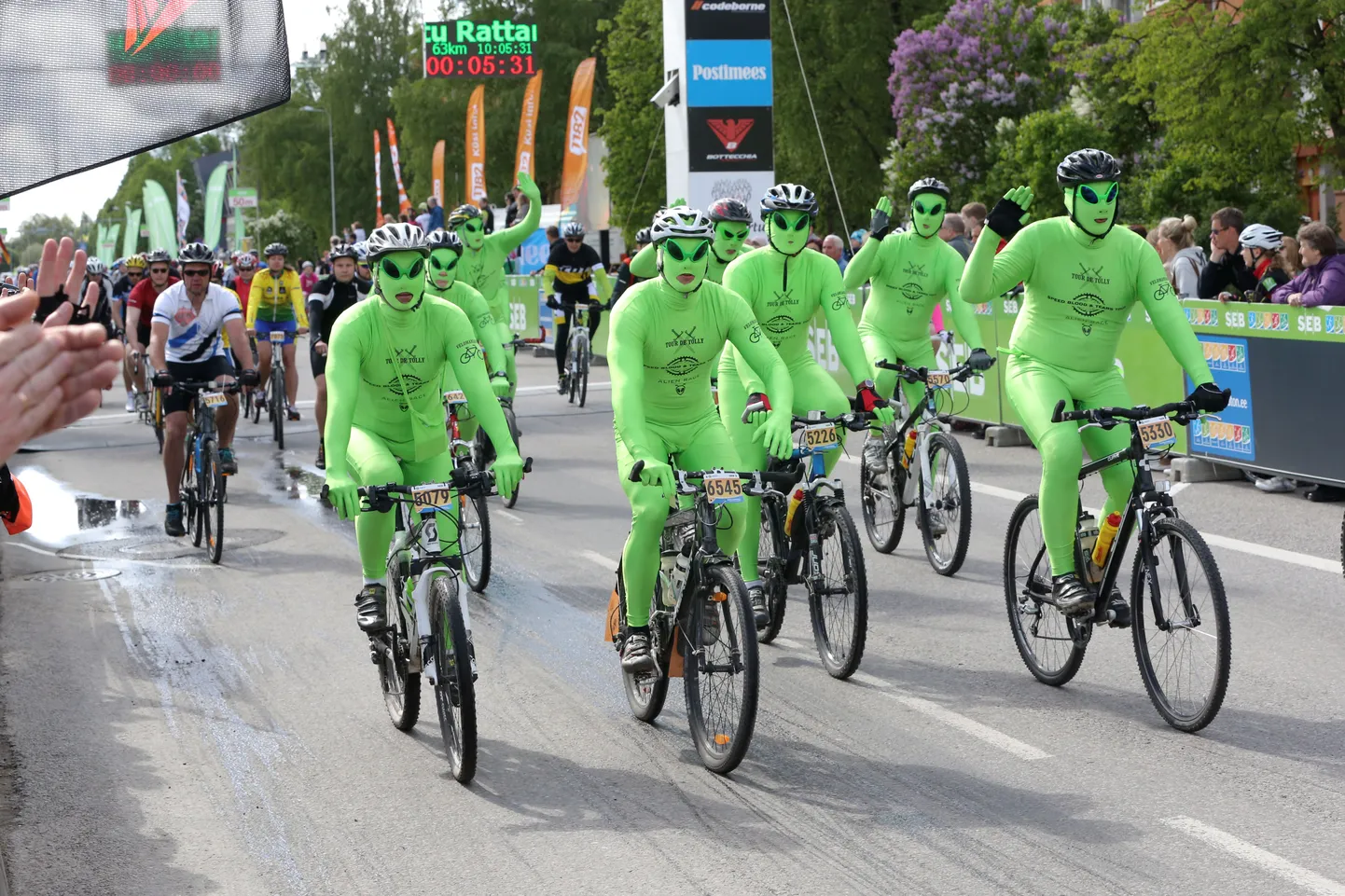 Tartu rattaralli start. Pildil salapärased tulnukakostüümis ratturid, kes näitasid rajal, et nad on väga tugevad sõitjad.