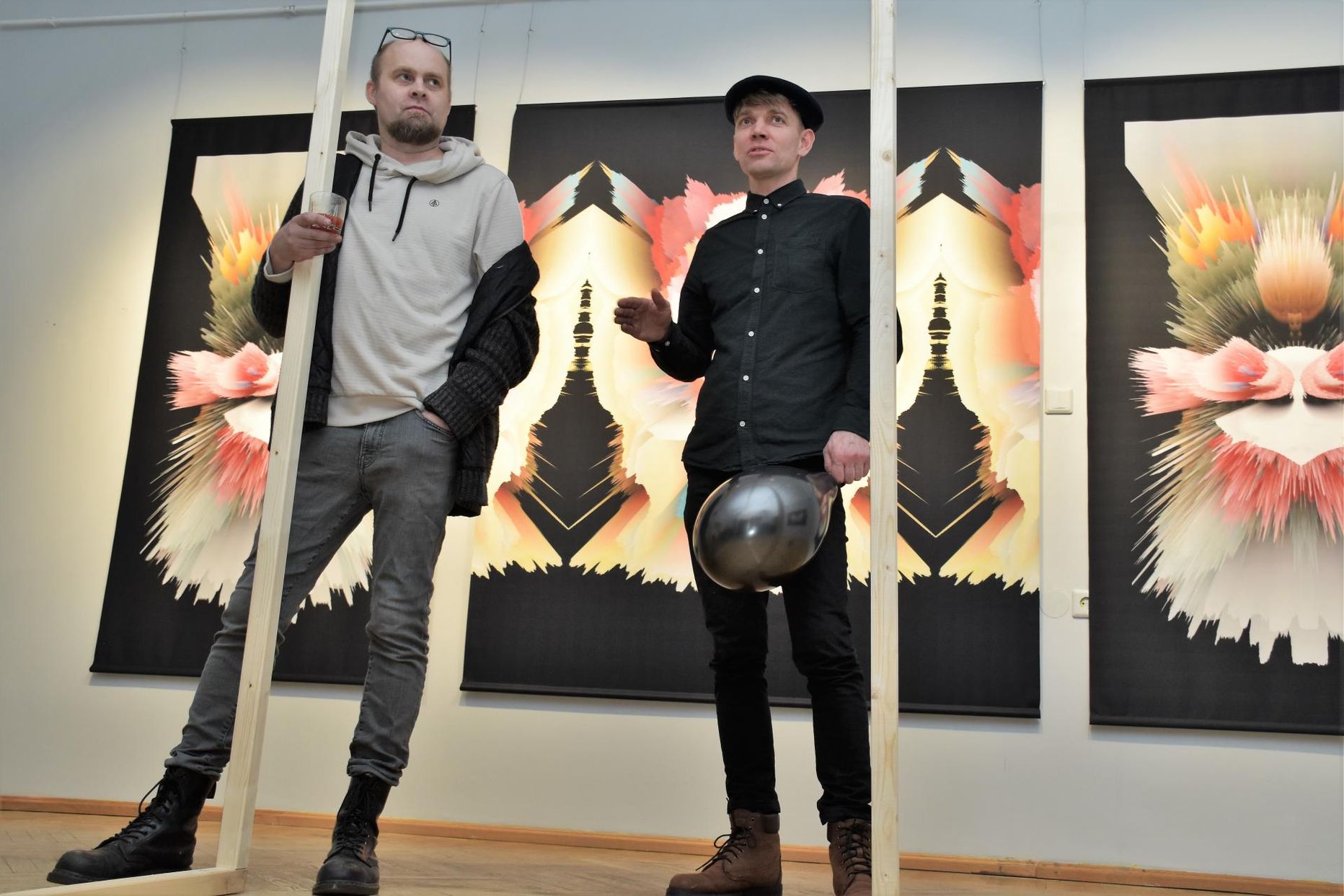 Jan Leo Grau ja Indrek Aija näitusel “Ühenduses ükskõiksusega” Pärnu linnagaleriis raekojas.