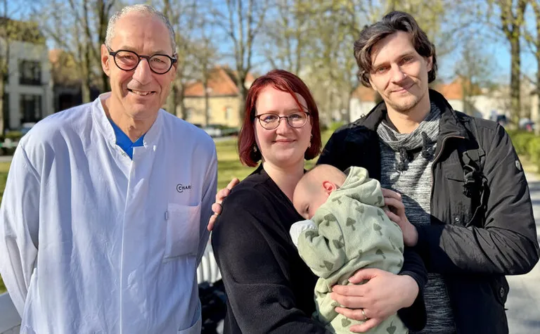 Janosz koos õnnelike vanemate ja dr Felix Bergeriga.