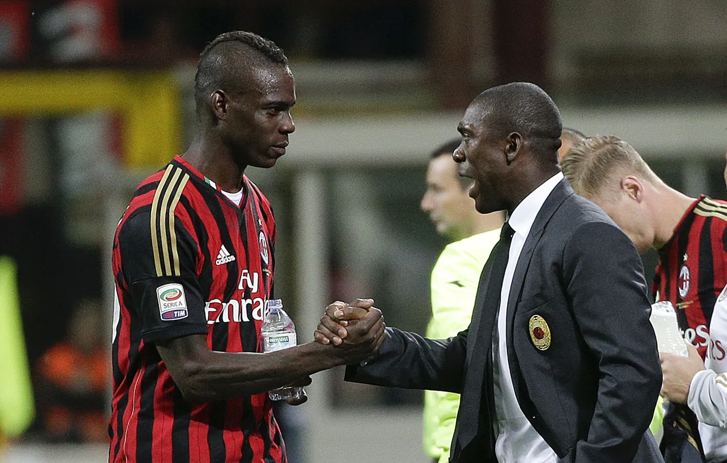 Clarence Seedorf (paremal) ei tohiks enam ühtegi väljakutset karta, sest lühikese treenerikarjääri jooksul on ta juba pidanud kantseldama kurikuulsat Mario Balotellit.
