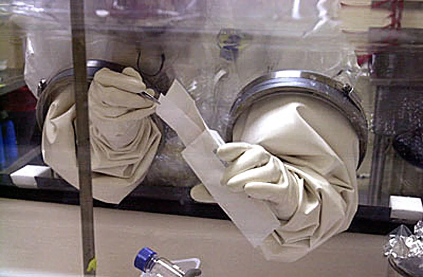 Немецкий ученый исследует вирус Эбола.