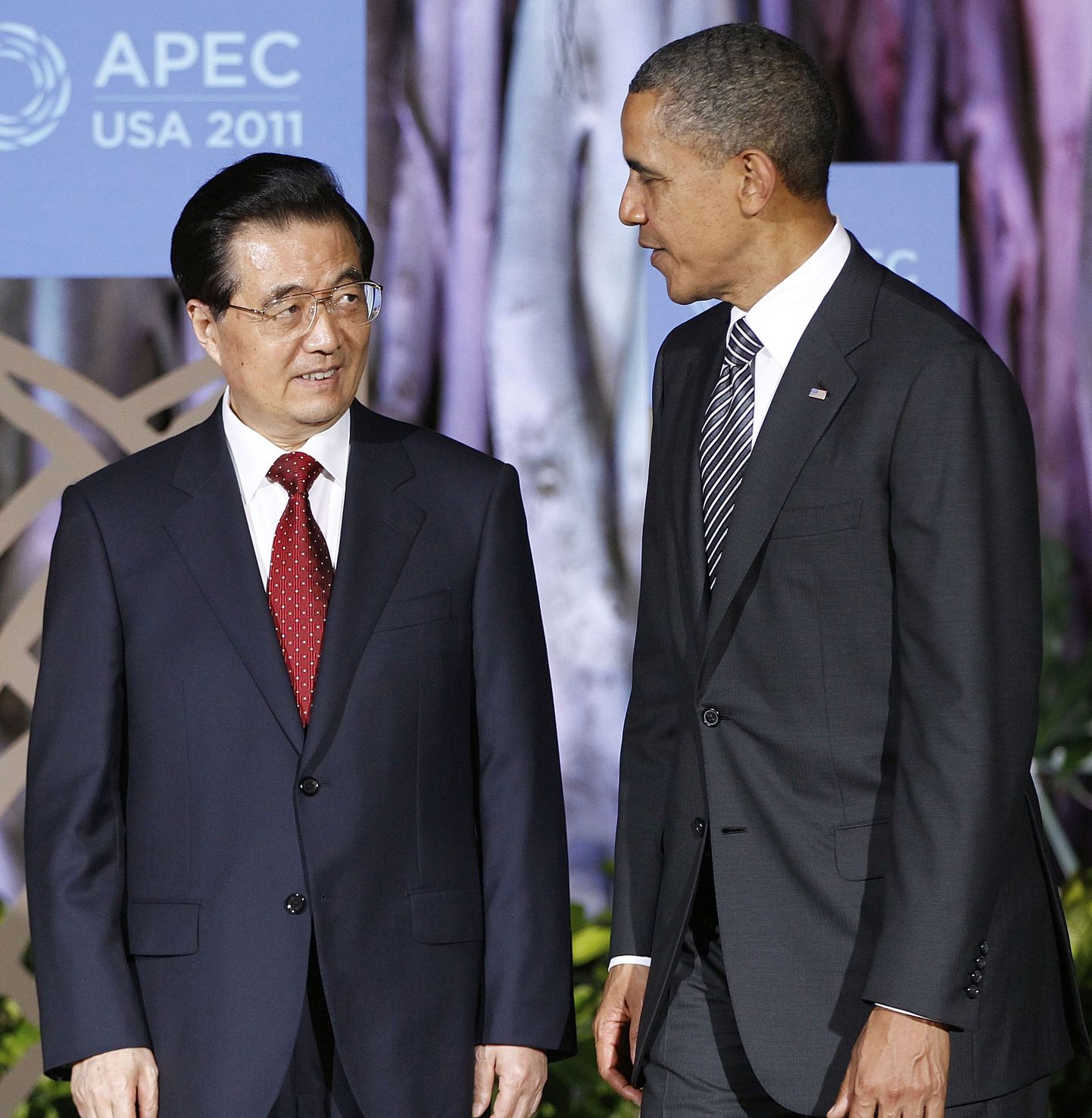 USA president Barack Obama (paremal) üleeile Honolulu tippkohtumisel oma Hiina ametivenna Hu Jintaoga.