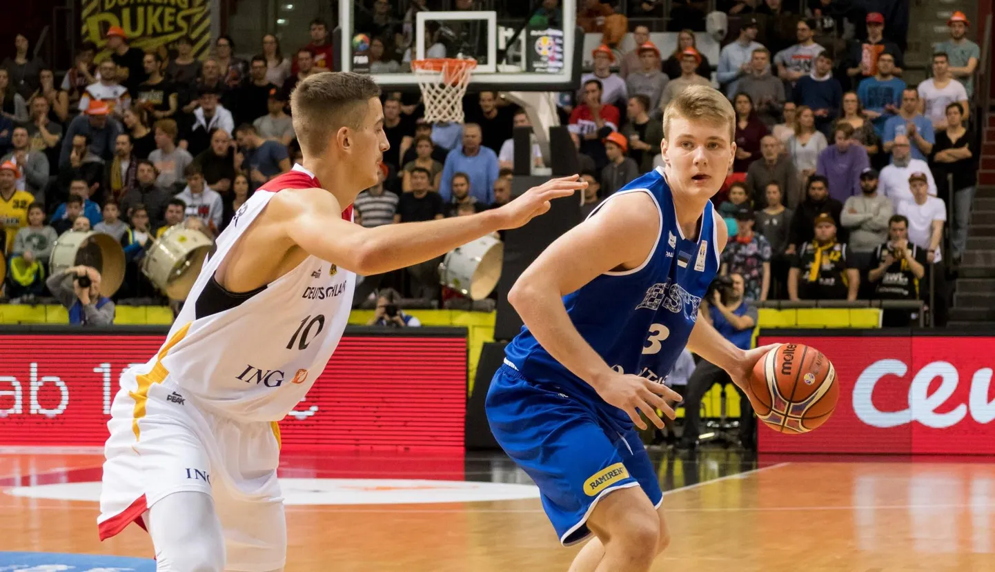 Kaspar Treier (palliga) viskas Sassari eest peetud debüütmängus kuulsa Milano Armani vastu 6 punkti.