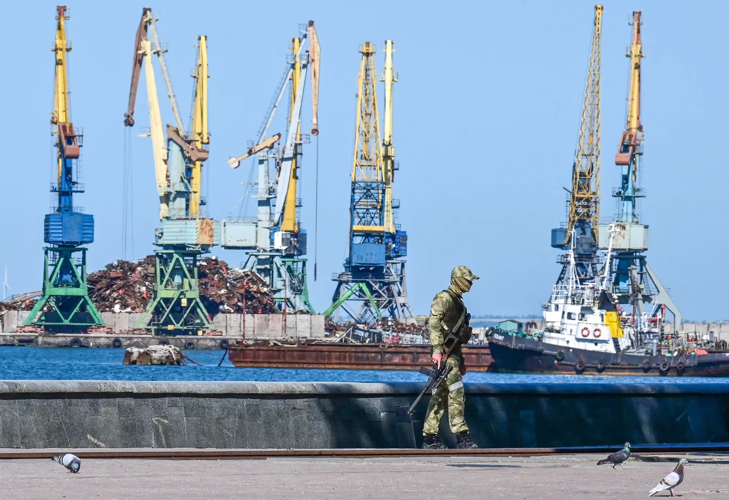 Vene sõjaväelane patrullimas okupeeritud Ukraina Berdjanski sadamas. Foto on illustratiivne.