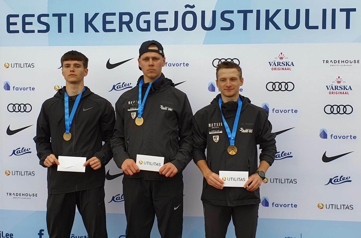 3 x 800 meetri teatejooksus meistritiitli võitnud Valga klubi Maret-Sport esindus: Mark Azarevits (vasakult), Taivo Muusikus ja Markko Gerassimov